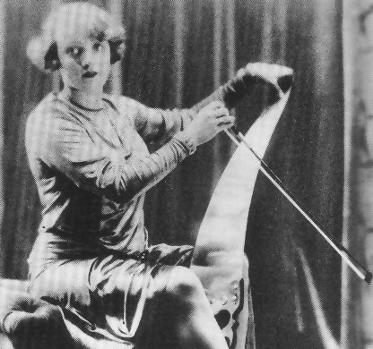 Marlène Dietrich joue la scie musicale